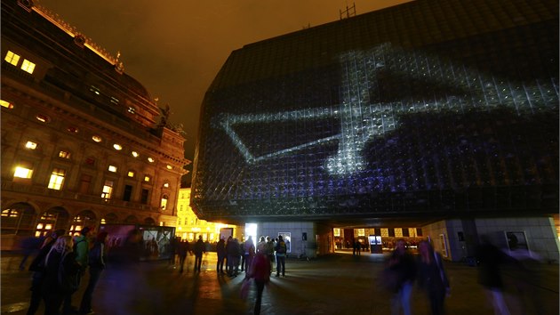 Audiovizuální SIGNAL festival rozsvítil Prahu videoinstalacemi a videomappingem. Piazzeta Národního divadla.