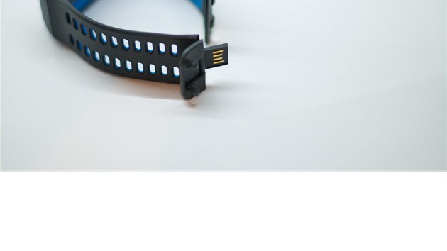 USB konektor se nachází přímo ve sponě pásku hodinek