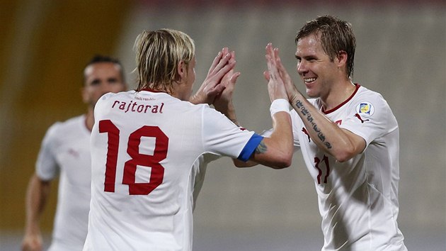 RADOST. et fotbalist Tom Hbschman (vpravo) a Frantiek Rajtoral se t z glu. 