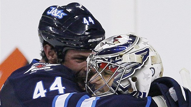 VTZN SMVY. Zach Bogosian a brank Ondej Pavelec se raduj z vtzstv Winnipegu. 