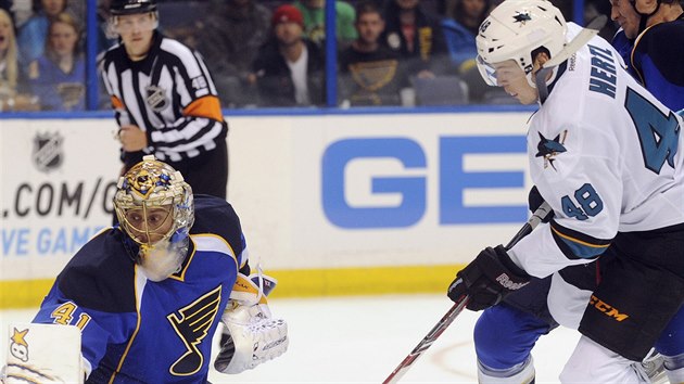 Tomá Hertl ze San Jose v anci ped gólmanem Jaroslavem Halákem ze St. Louis.