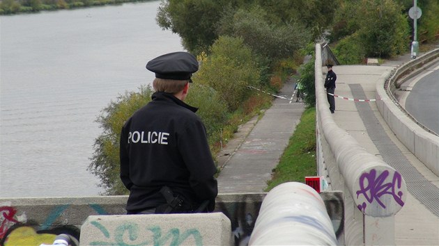 Policist nali pod Barrandovskm mostem torzo lidskho tla (10. jna 2013).