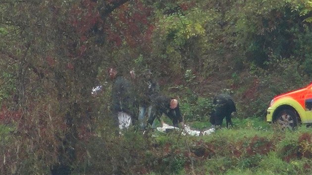 Lidskou ruku nali policist nedaleko Barrandovskho mostu na levm behu eky naproti kempu Kotva (11. jna 2013).