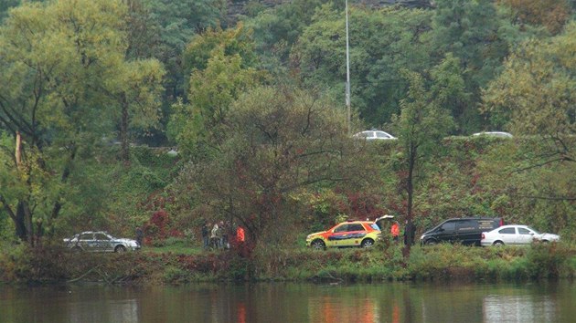 Lidskou ruku nali policist nedaleko Barrandovskho mostu na levm behu eky naproti kempu Kotva (11. jna 2013).