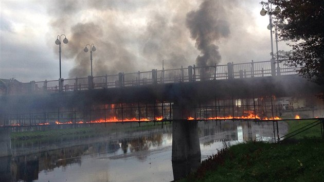 Na lávce u Loděnice v Přerově hořely v pátek ráno kabely, kvůli vysokému napětí museli hasiči od proudu odpojit centrum města.