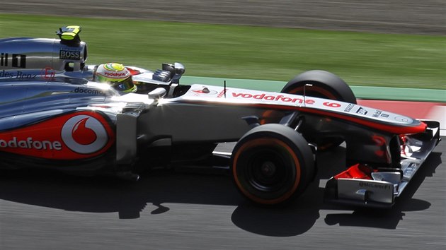 Sergio Perez z McLarenu debatuje nastaven vozu.