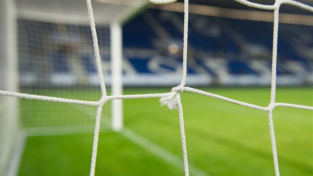 DKAZ. Fotografie zveejnn v sobotu 19. jna dokazuje, e bon s branky v bundesligovm zpase Hoffenheimu proti Leverkusenu byla jen provizorn opraven. Hostujc Stefan Kiessling v 70. minut skroval dky tomu, e m proel skrz tuto s do branky, a zvil tak veden Leverkusenu na 2:0.