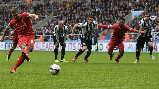 GERRARD NEOMYLN. Liverpoolsk kapitn Steven Gerrard promuje penaltu v zpase na hiti Newcastle United.