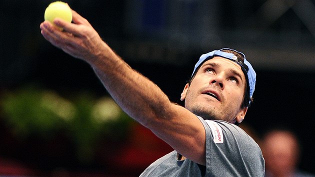 VETERN PODV. Nmeck tenista Tommy Haas podv m bhem semifinlovho souboje proti Luki Rosolovi na vdeskm turnaji.