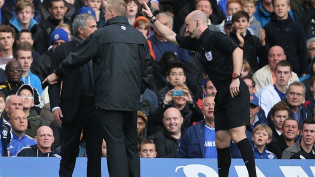 VEN! Trenr Chelsea Jose Mourinho byl bhem zpasu s Cardiffem vykzn na tribunu.