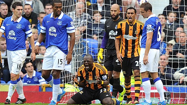 JAK JSEM TO MOHL NEDAT? Abdoulaye Faye z Hull City (uprosted na zemi) lituje nepromnn ance v utkn na hiti Evertonu.