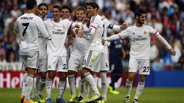 VEDEME! Fotbalist Realu Madrid oslavuj branku proti Malaze, kterou vstelil Angel Di Maria (tvrt zleva) ve 46. minut. Dal gl pak pidal z penalty Cristiano Ronaldo a Real Madrid zvtzil 2:0.