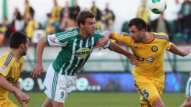 NEPUSTM T. Jihlavsk obrnce Ji Krej (vpravo ve lutm) nechce pustit do ton ztee Matje tochla (v zelenoblm) z Bohemians Praha 1905.