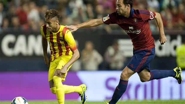 POKEJ, NECHCI T NAHNT. Neymar z Barcelony (vlevo) unik dobhajcmu Lolovi z Pamplony.
