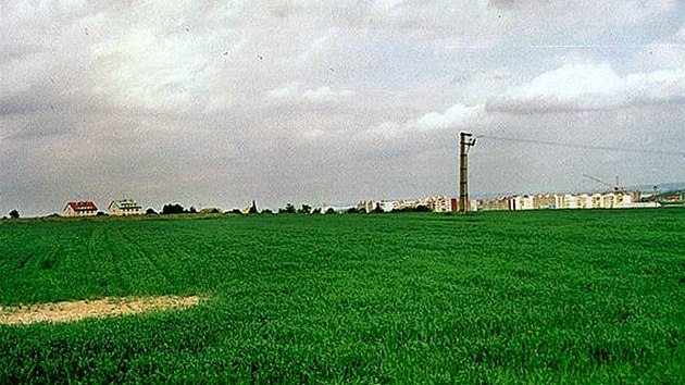 Zličín, začátek 90. let, zelená louka. V dálce rostoucí sídliště Stodůlky