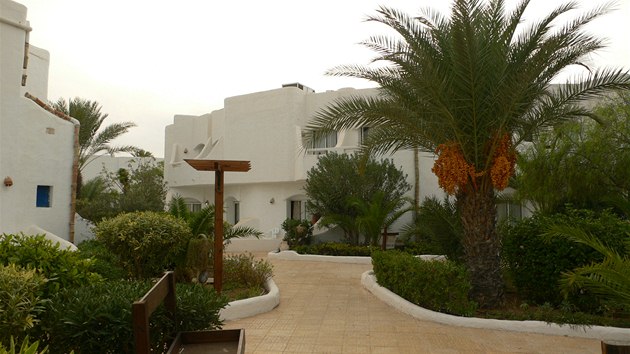 Pohled na upravenou zahradu v komplexu bungalov, kter pipomnaj typickou tuniskou vesniku.