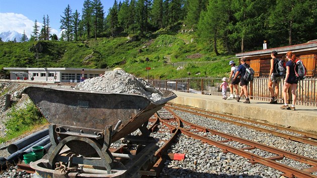 Lanovka i eleznice k pehrad Lac d'Emosson byly letos v rekonstrukci. Pt rok se meme tit na nov kabinky a pr i nov vlakov soupravy.