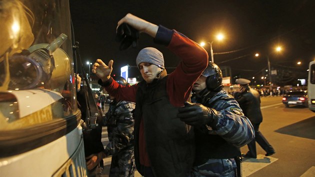 Moskevsk policie zatk astnky demonstrace u stanice metra "Prask". 