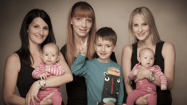 Holki i se svými dětmi – Nikola a Viktorie, Radana a Theodor a Kateřina s Anabel (2013)