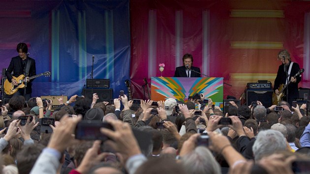 Paul McCartney s kapelou v londnsk Covent Garden