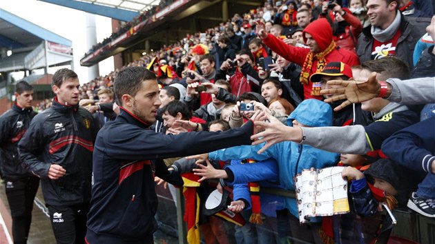 VELMI SLEDOVAN TRNINK. Nedln trnink belgickch fotbalist v Bruselu sledoval zaplnn stadion. Fanouci pili hrm podkovat za postup na mistrovstv svta.