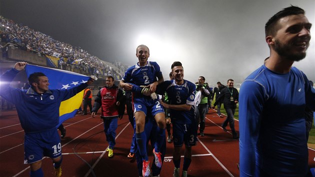 HISTORICKÁ CHVÍLE. Fotbalisté Bosny a Hercegoviny oslavují postup na světový šampionát.