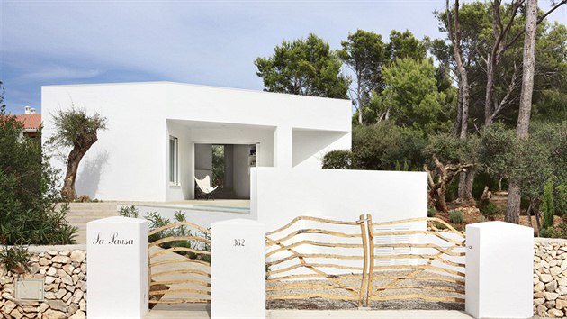 Dm navrhlo studio Ferrana Vizosa, kter se specializuje na zchranu historick budov a na ostrov Menorca studuje energetickou vkonost tradinch staveb.