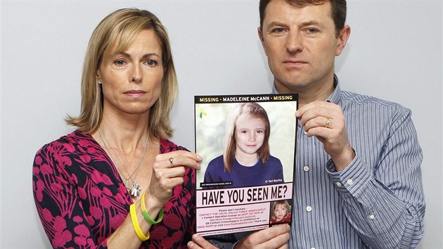 Kate a Gerry McCannovi s potaem vytvoenou podobiznou jejich zmizel dcery Madeleine na tiskov konferenci v kvtni 2012.