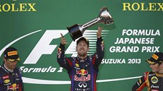 Á HOP. Sebastian Vettel si uívá triumf ve Velké cen Japonska. Mark Webber...
