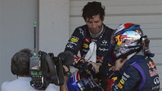 GRATULACE. Mark Webber (bez helmy) blahopeje Sebastianu Vettelovi k vítzství