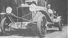 Gheorghe Bnciulescu za volantem automobilu v Paíi roku 1927.