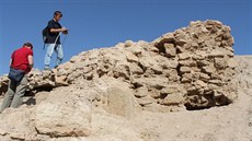 �lenové �eského archeologického týmu Karel Nová�ek a Hynek �vácha dokumentují...