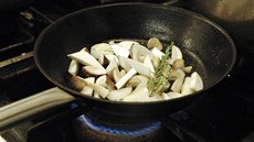 Lehce je orestujte spolen s tymiánem a esnekem.