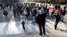 Demonstranti p�i sobotním protestu "Proti rasismu a policejnímu násilí" v...