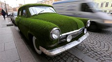 Umělý trávník na Volze 21 v ruském Petrohradu. Vůz slouží jako reklama na...