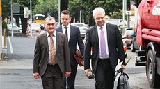Antonín Koláček (vlevo) přichází k soudu ve švýcarské Bellinzoně. (10. října
