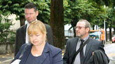 Petr Kraus (vpravo) přichází k soudu ve švýcarské Bellinzoně. (10. října 2013)