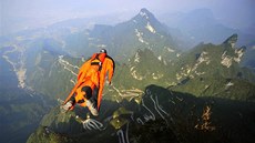 OSUDNÝ SKOK. Maarský letec skáe ve speciálním obleku wingsuit ze 700 metr...