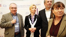 Kon�ící zmocn�nkyni pro lidská práva Moniku �im�nkovou podpo�ili (zleva) Pavel