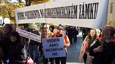 Prezidenta Miloe Zemana "vítali" v eském Krumlov jeho odprci s transparenty.