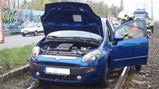 Vz Fiat Punto, který blokoval tramvajový provoz mezi centrem Ostravy a obvodem