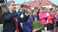 Cameron Kerry si v Horním Benešově natáčí vystoupení místních školáků. (14.