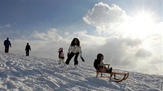 Sníh - děti - sáňky - volný čas - zábava