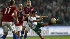 Bulharský fotbalista Emil Gargorov (vpravo) stílí na bránu eska v kvalifikaci...