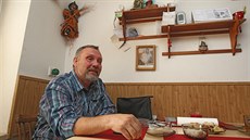 Své oblíbené místo má doma komunista Pavel Kováik v kuchyni u stolu.