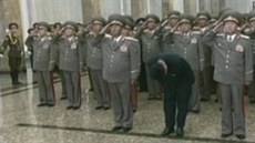 Kim ong-un se klaní památce svého otce Kim ong-ila a svého dda Kim Ir-sena u