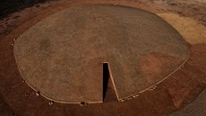 Pozvánka mezi mrtvé. Pohled na Sotovu dlouhou mohylu u msta Trigueros z ptaí...