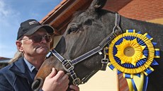 Dvojnásobná vít�zka Velké pardubické, klisna Orphee des Blins, a její trenér...