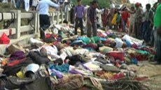 Nejmén� padesát lidí u�lapal dav v panice u indického chrámu