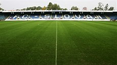 CHLOUBA. Chloubou stadionu U Nisy je Severní tribuna, která nabízí nejlep�í...
